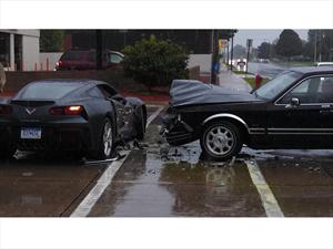 Chocan un Chevrolet Corvette C7 Stingray 2014 antes de iniciar su venta