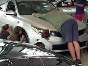 Amor por un KIA: Besan un Optima por más de 50 horas