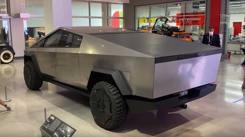 Tesla Cybertruck es exhibido en un museo