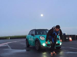 Un atleta corre un maratón jalando un automóvil