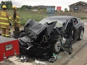 El choque de un Tesla Model S reabre el debate por el manejo autónomo