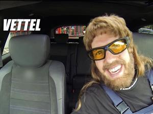 Video: Vettel se disfraza de mecánico y asusta a los clientes del taller