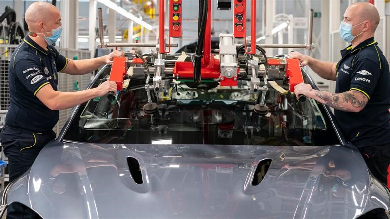 Aston Martin, otra de las marcas que reinicia su producción