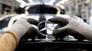 Mercedes-Benz reanuda la fabricación de autos, pero de a poco