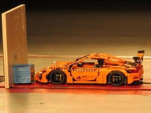 Video: Un auto de LEGO se somete a un crash test