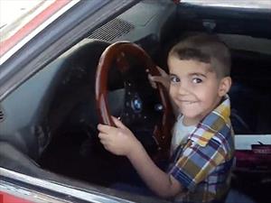 Niño de tres años hace donas en un BMW como todo un experto