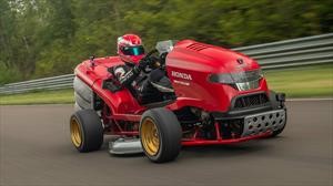Honda vuelve a imponer récord Guinness por la podadora de pasto más rápida del mundo