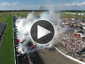 Video: Rompen récord Guinness de más carros quemando llanta
