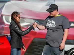 Danica Patrick entrega el primer Chevrolet Camaro 2016