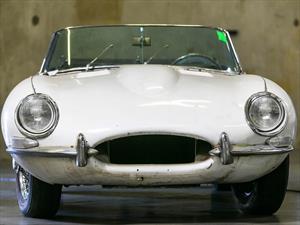 Recuperan 46 años después su Jaguar XKE robado
