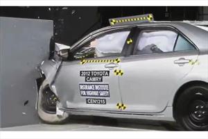 Toyota Camry y Prius obtienen baja calificación en nueva prueba de choque de IIHS