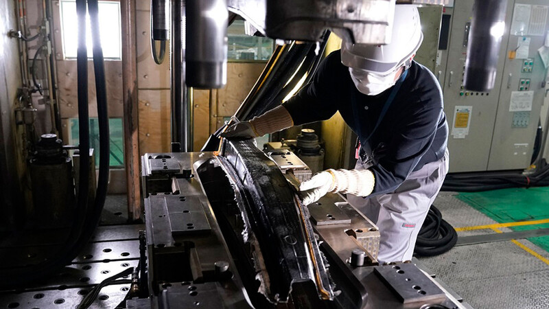Nissan trabaja en disminuir los costos de desarrollo de la fibra de carbono
