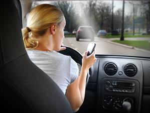 La mitad de los adolescentes utiliza el celular mientras conduce