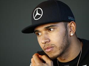Lewis Hamilton considera hincarse mientras escucha el himno de EE.UU.