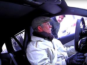 Petter Solberg disfrazado de anciano realiza broma a mecánicos