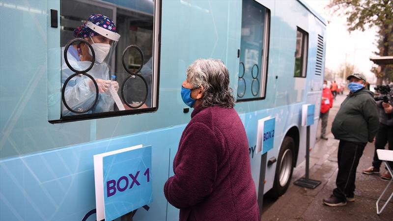 Montan laboratorio móvil en un bus eléctrico