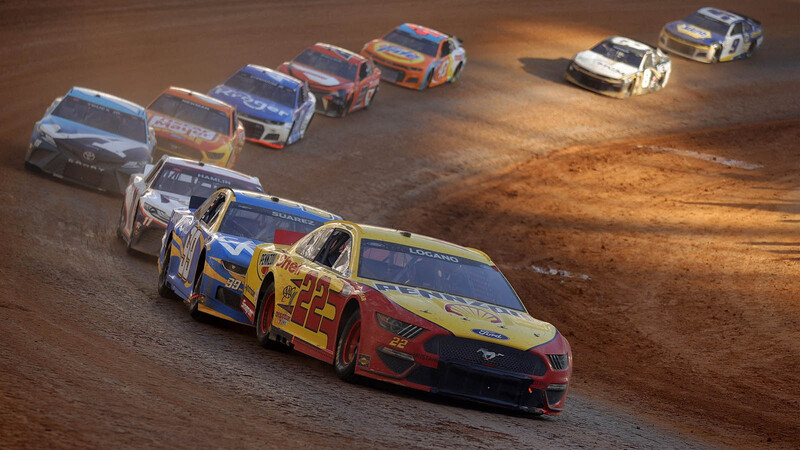 Joey Logano gana en el histórico regreso de la NASCAR Cup Series a un circuito de tierra