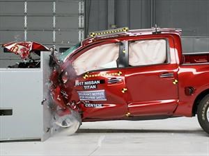 IIHS somete al Nissan Titan 2017 a pruebas de seguridad
