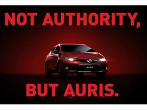 Toyota presenta el comercial del nuevo Auris con modelo en topless  