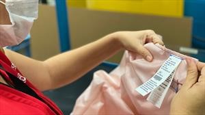 Ford y Joyson Safety fabrican batas reutilizables con la tela de los airbags