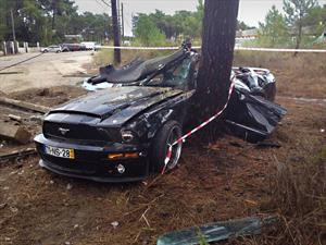 Futbolista argentino destroza Ford Mustang y se salva de milagro