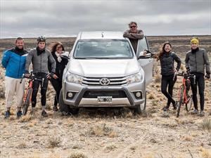 La Toyota Hilux patrocinó a dos ciclistas récord