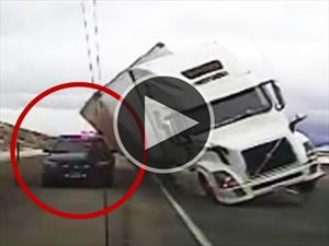 Camión cae sobre patrulla a causa del viento