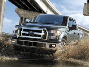 Ford F-150 2017 con caja de 10 velocidades y motor EcoBoost obtiene un consumo promedio de 21 mpg