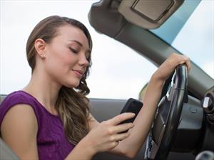 Este video muestra cómo se distraen los adolescentes al volante 