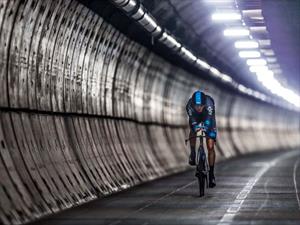 Video: Ciclista cruza Eurotunnel