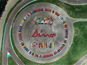 Ferrari festejó los 50 años de la Dino con una reunión enorme