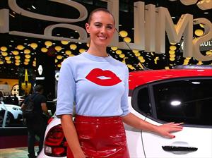Las mujeres del Auto Show de París 2016
