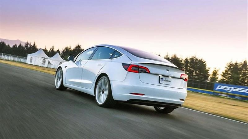 Tesla ofrecerá servicio de conducción 100% autónoma por suscripción