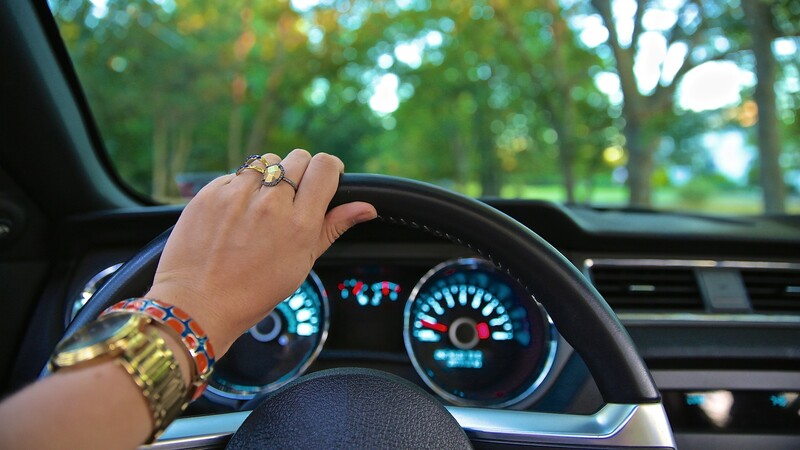 Por qué es peligroso manejar lento en carretera cuando las circunstancias no lo requieren