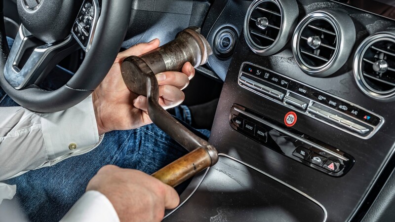 ¿Cómo se ponían en marcha los primeros autos?