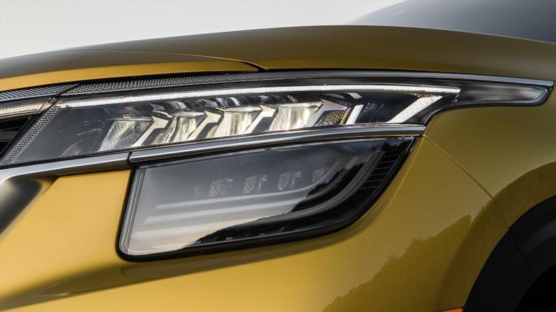 ¿Cómo le saco la suciedad amarillenta a las luces del auto?