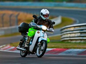 Video: Recorre 18,000 km en su motoneta para conducir en Nürburgring