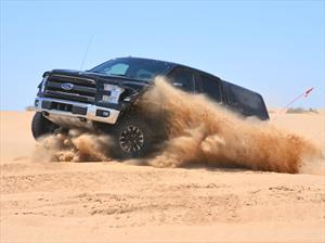 Ford F-150 Raptor 2017 demuestra su poderío en el desierto