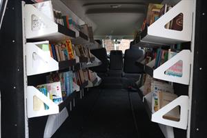 Nissan convierte una NV350 Urvan en biblioteca móvil