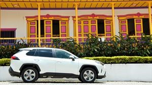 Latin NCAP entrega distinciones a directivos de Toyota por los buenos resultados que obtuvo RAV4