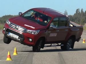Toyota Hilux falla en la "prueba del alce"
