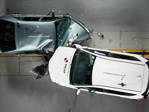 Video: Chocan un Toyota Corolla de 1998 contra Corolla de 2015