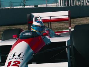 Fernando Alonso conduce el McLaren MP4/4 de Ayrton Senna