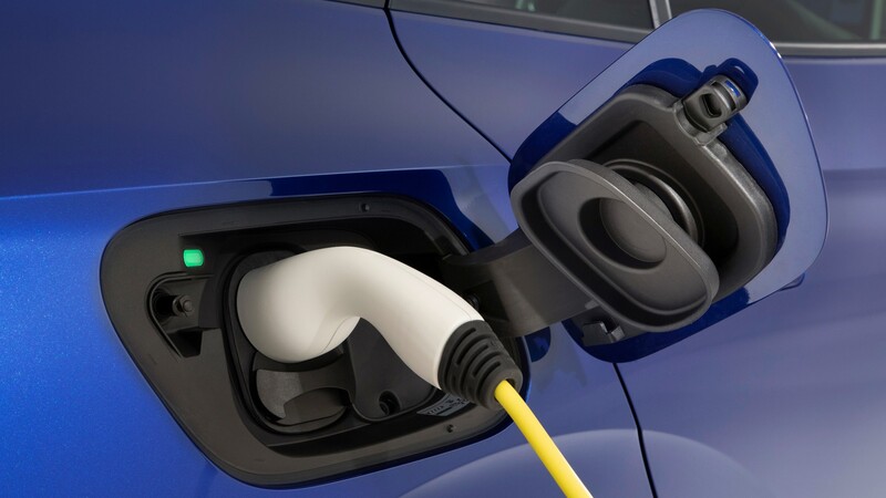 En Europa los autos eléctricos e híbridos plugin destronan a los gasoleros