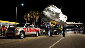 Toyota Tundra arrastra el transbordador Endeavour