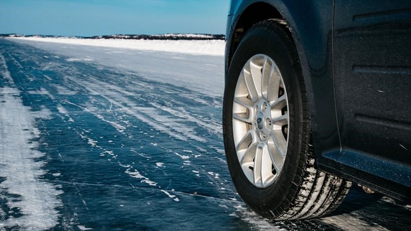 Manejamos sobre caminos de hielo en busca de la aurora boreal