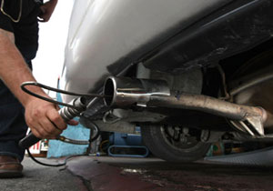 ¿Cuáles son los gases más contaminantes que emiten los automóviles?
