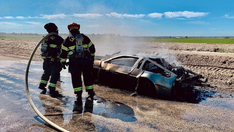 Se prende fuego un DMC DeLorean y los bomberos se ponen chistosos