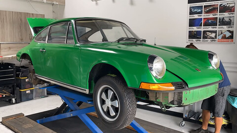 Mirá como lavan este Porsche 911 T de 1971 con hielo seco a presión