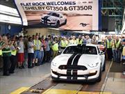 El primer Shelby GT350R Mustang sale de la línea de producción